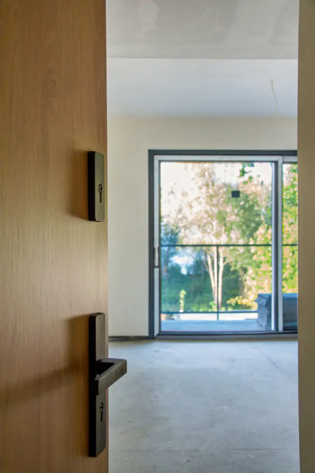 Wejście do apartamentu z widokiem na balkon
